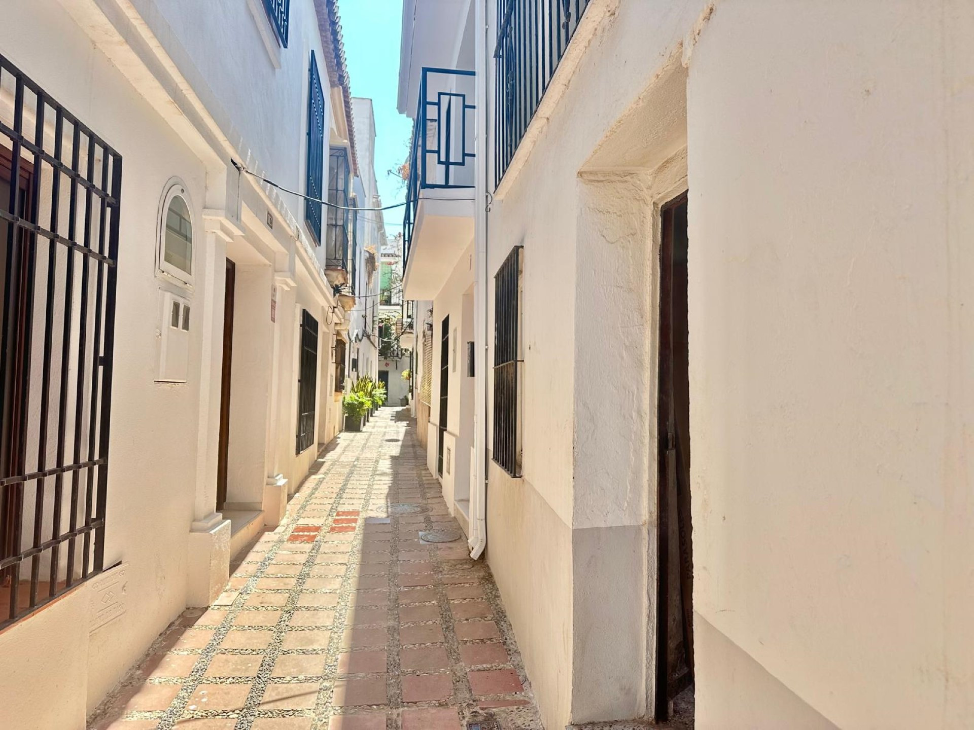 Edificio único que se abre a 2 calles con unidades comerciales en Marbella Old Town