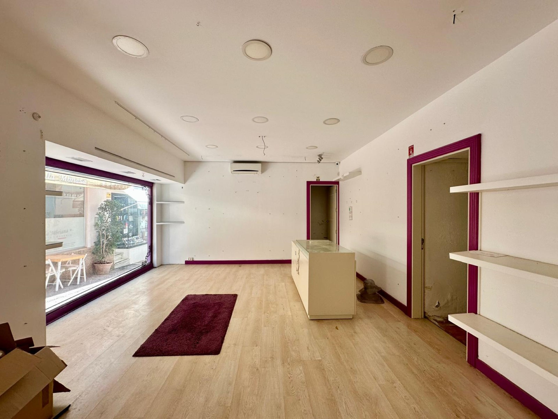 Edificio único que se abre a 2 calles con unidades comerciales en Marbella Old Town