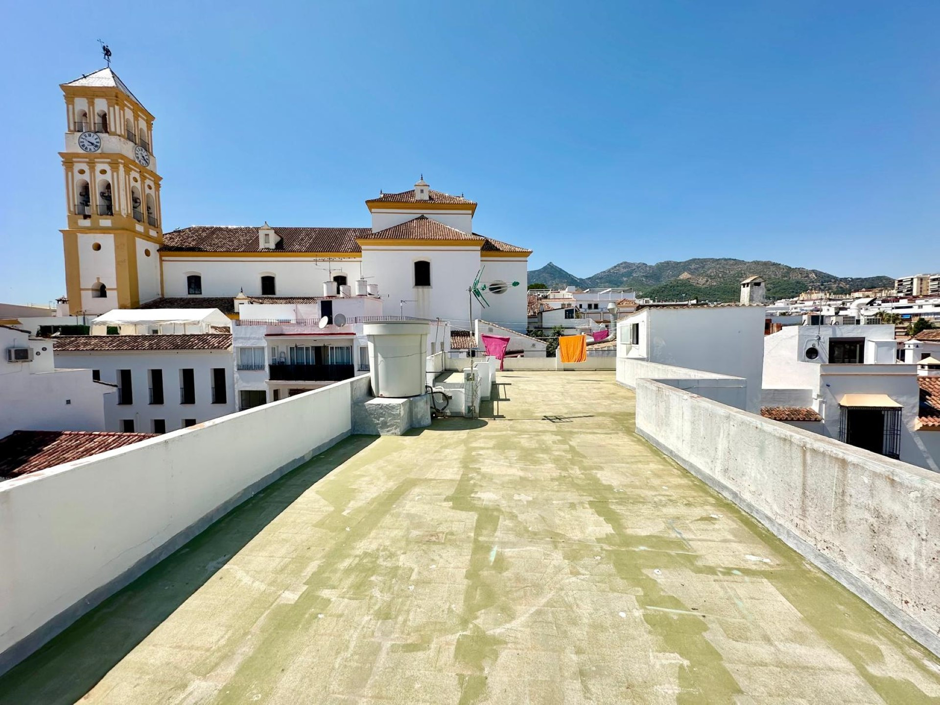 Edificio único que se abre a 2 calles con unidades comerciales en Marbella Old Town