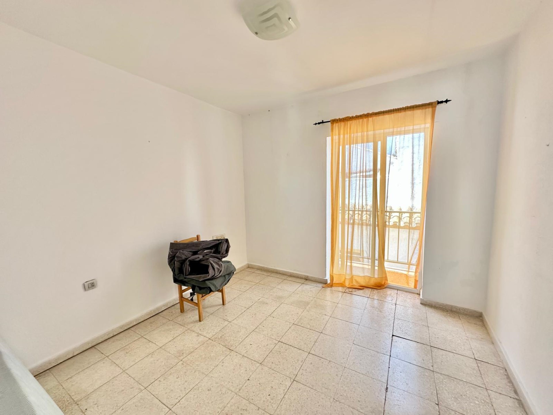 Edificio único que se abre a 2 calles con unidades comerciales en Marbella Old Town