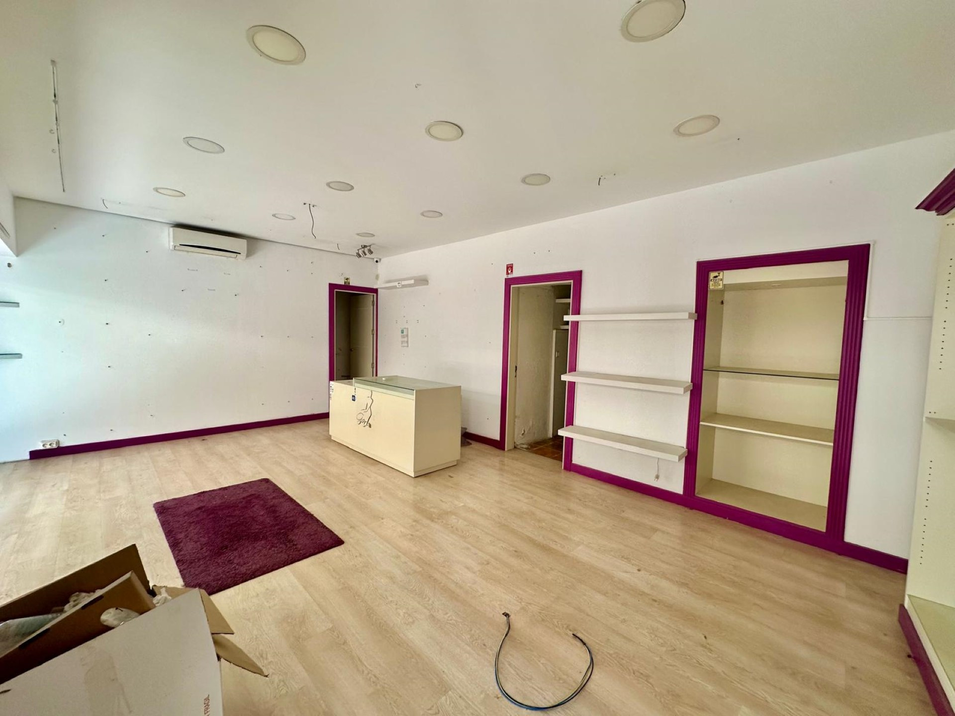Edificio único que se abre a 2 calles con unidades comerciales en Marbella Old Town