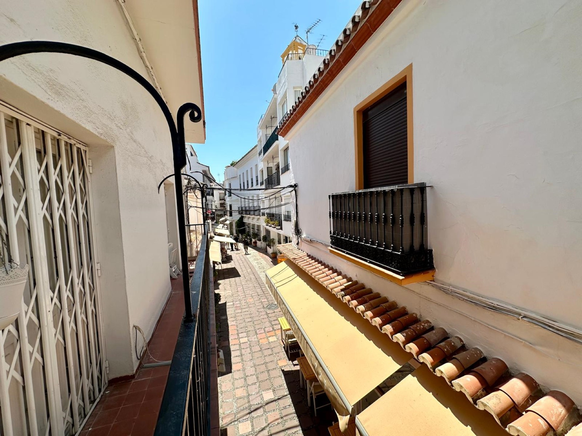 Edificio único que se abre a 2 calles con unidades comerciales en Marbella Old Town