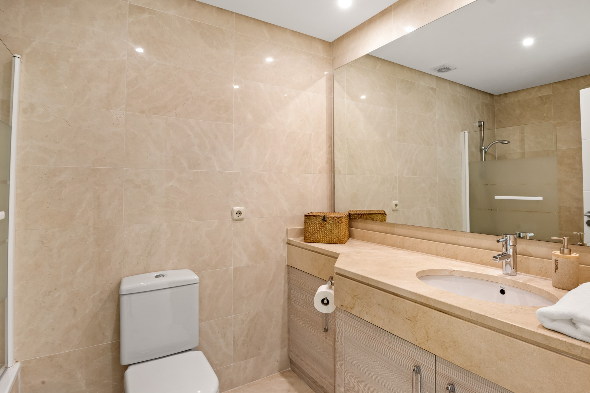 Modern Ground Floor Apartment in Alcazaba Lagoon, Casares