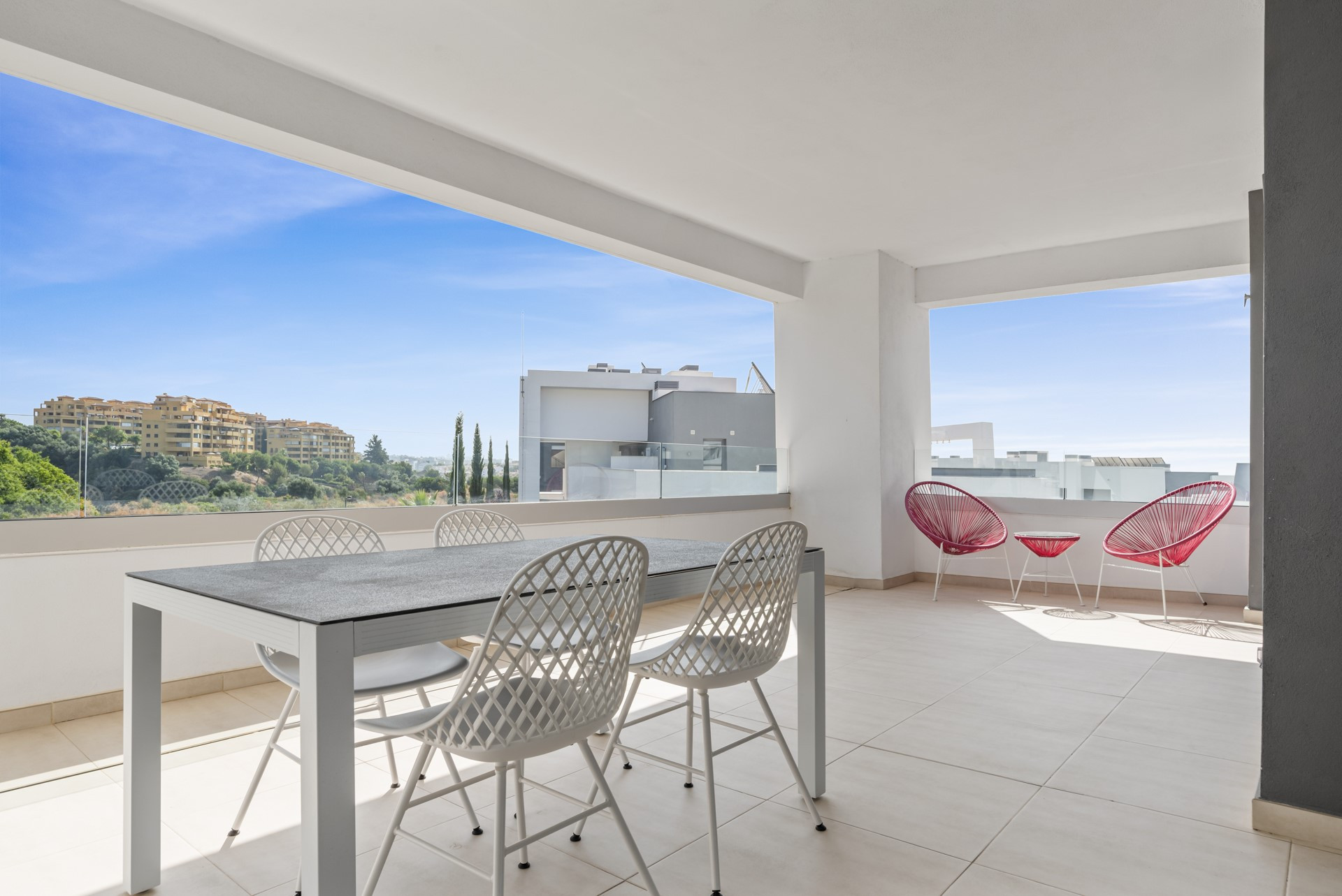 Elegant Two-Bedroom Penthouse with Panoramic Terraces in Selwo, Estepona East