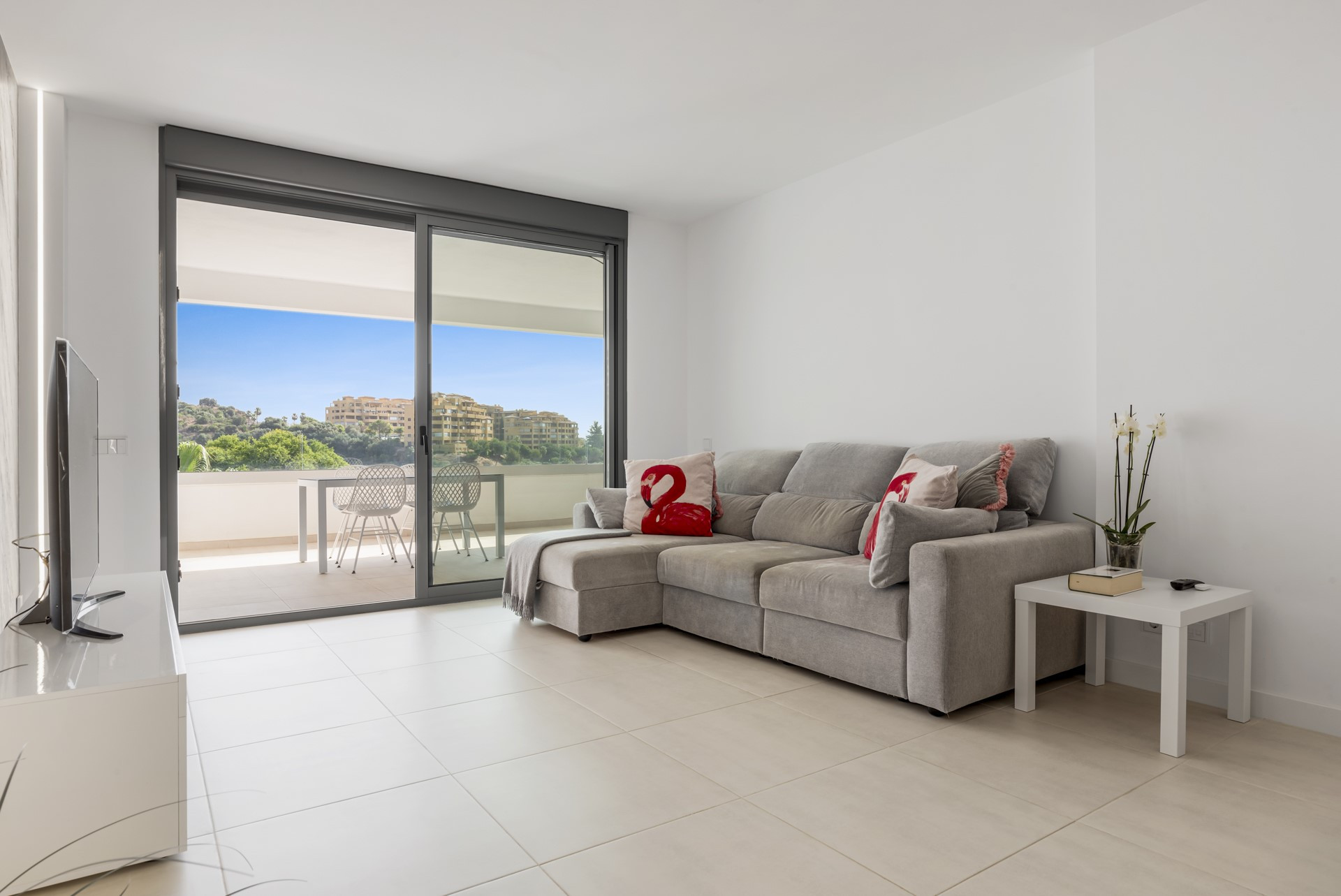 Elegant Two-Bedroom Penthouse with Panoramic Terraces in Selwo, Estepona East