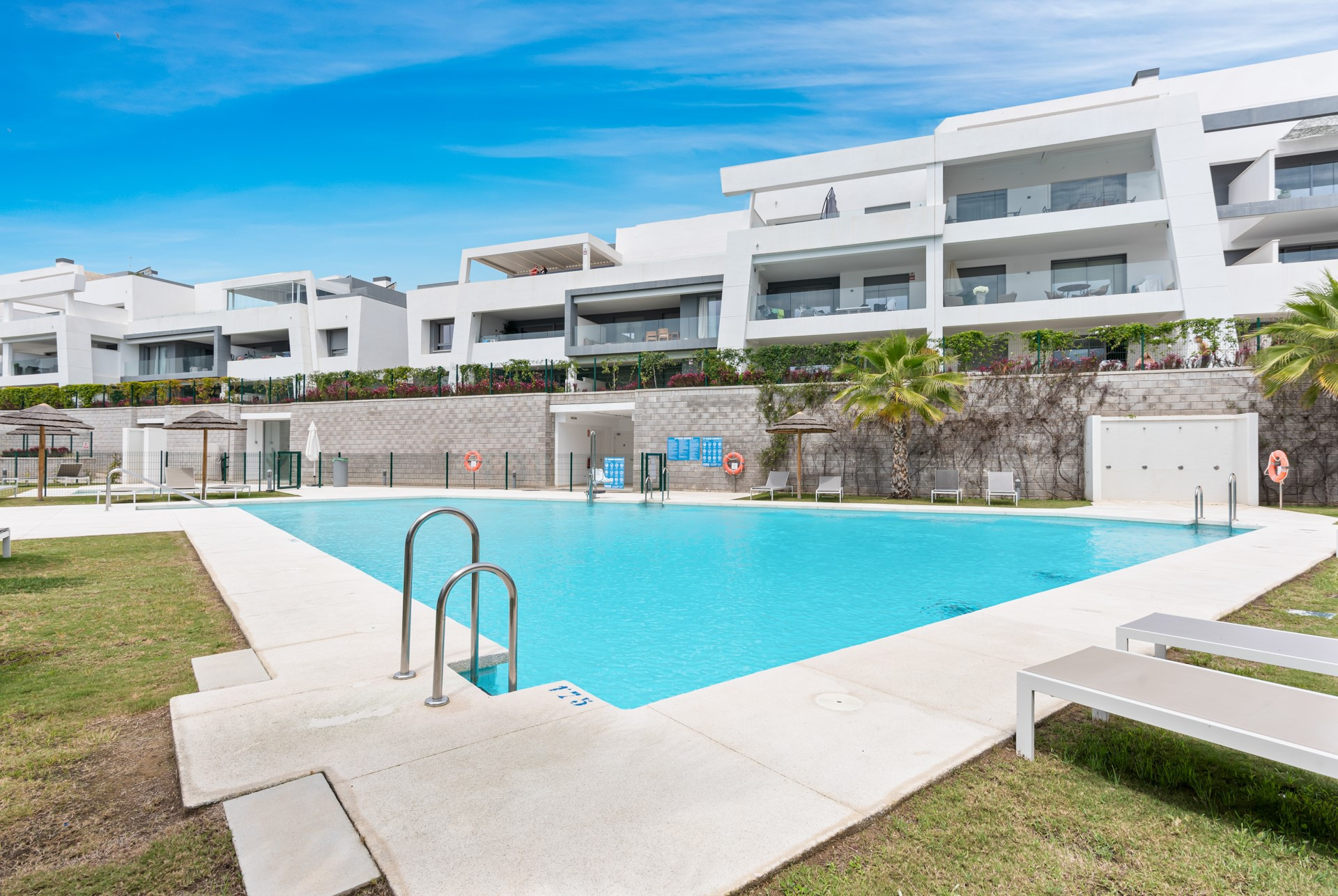 Elegant Two-Bedroom Penthouse with Panoramic Terraces in Selwo, Estepona East