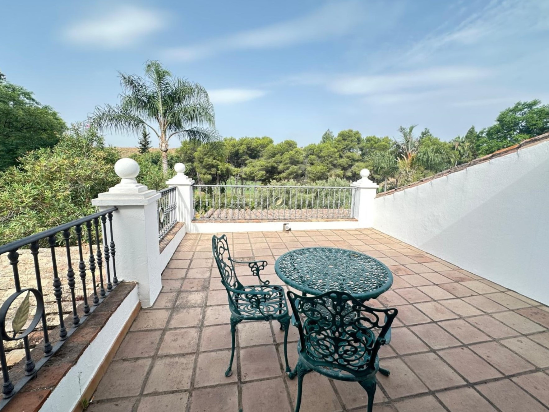 Elegant frontline golf villa in El Paraiso Medio, Estepona