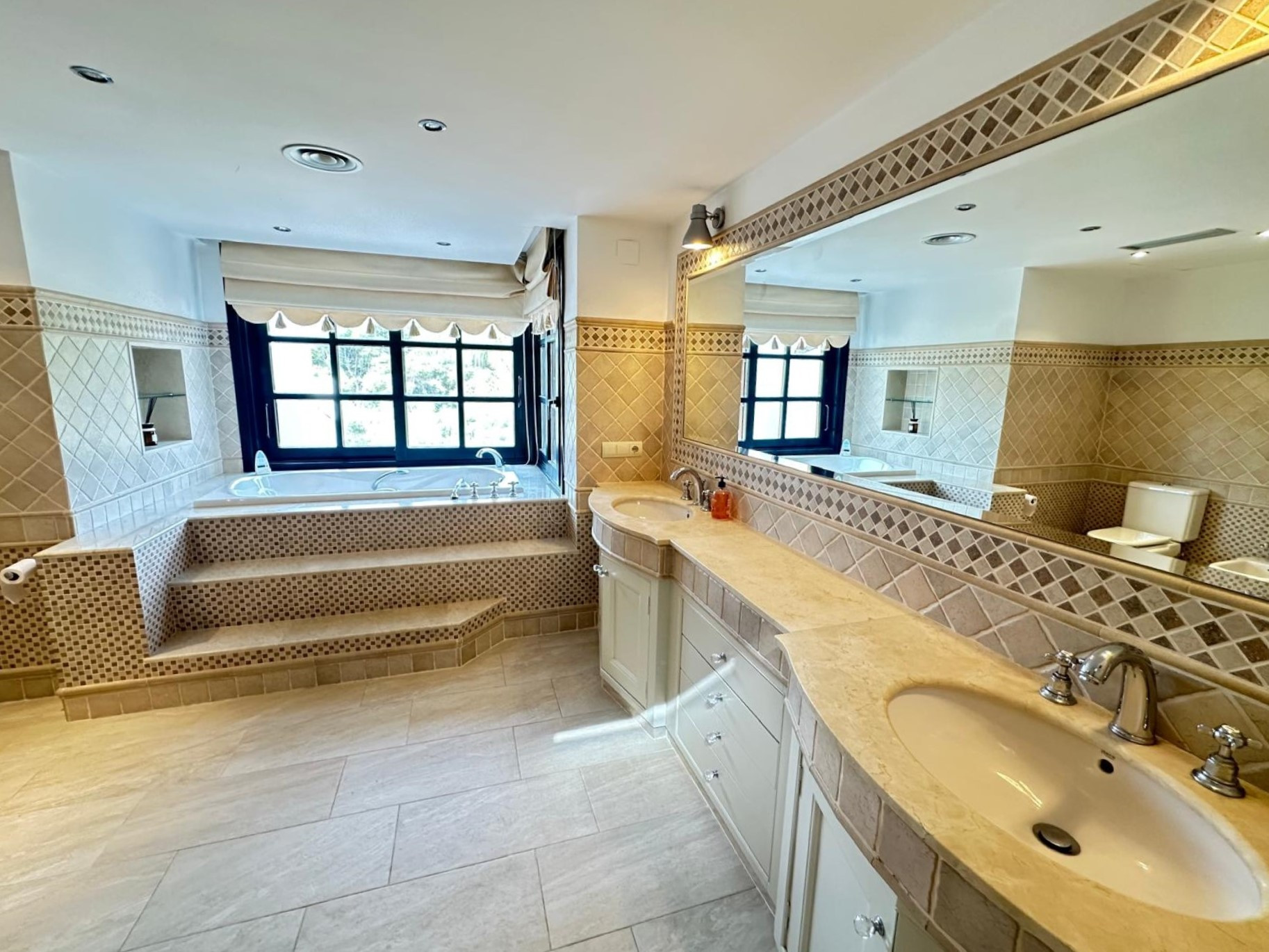Elegant frontline golf villa in El Paraiso Medio, Estepona