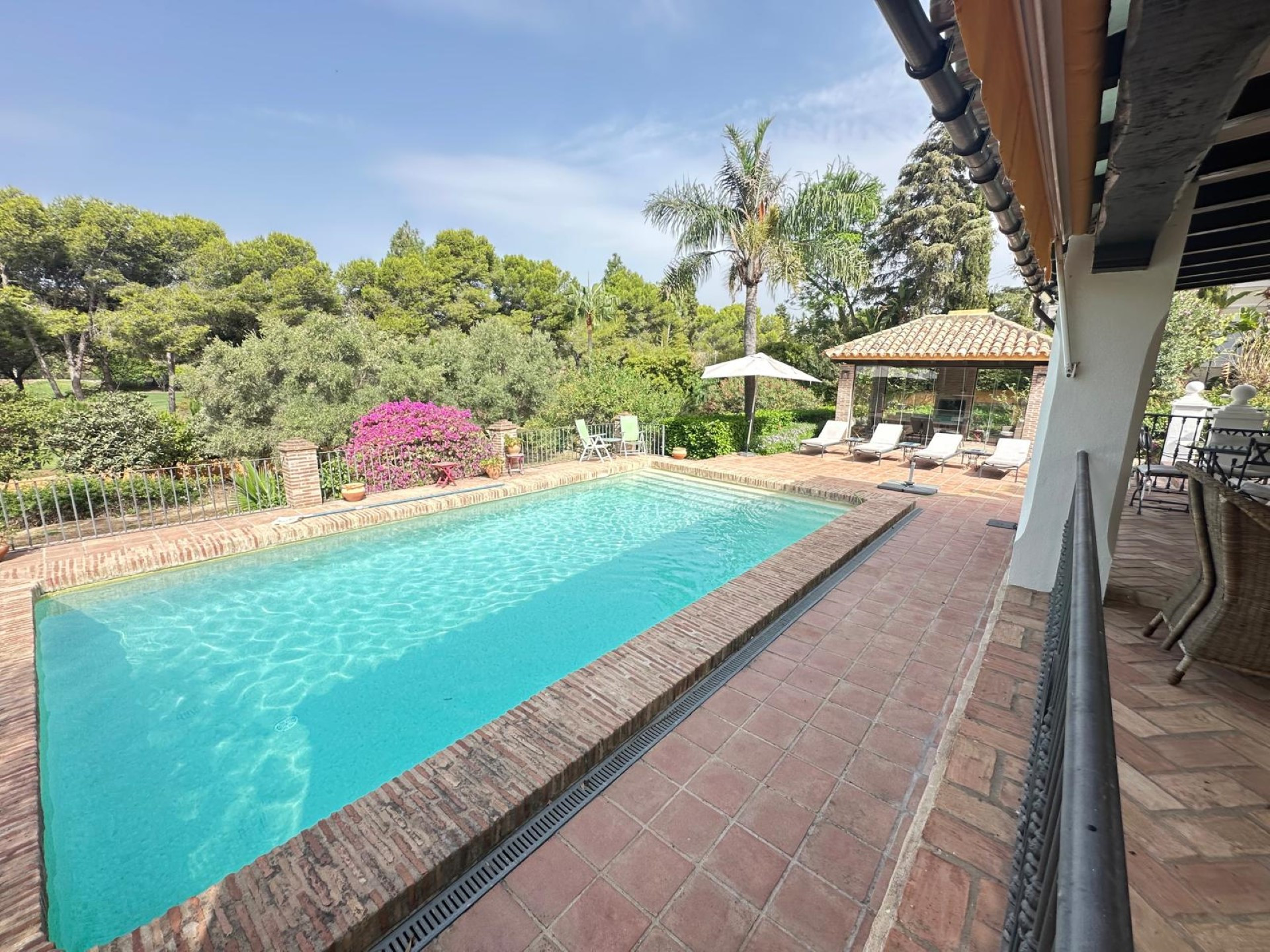 Elegant frontline golf villa in El Paraiso Medio, Estepona