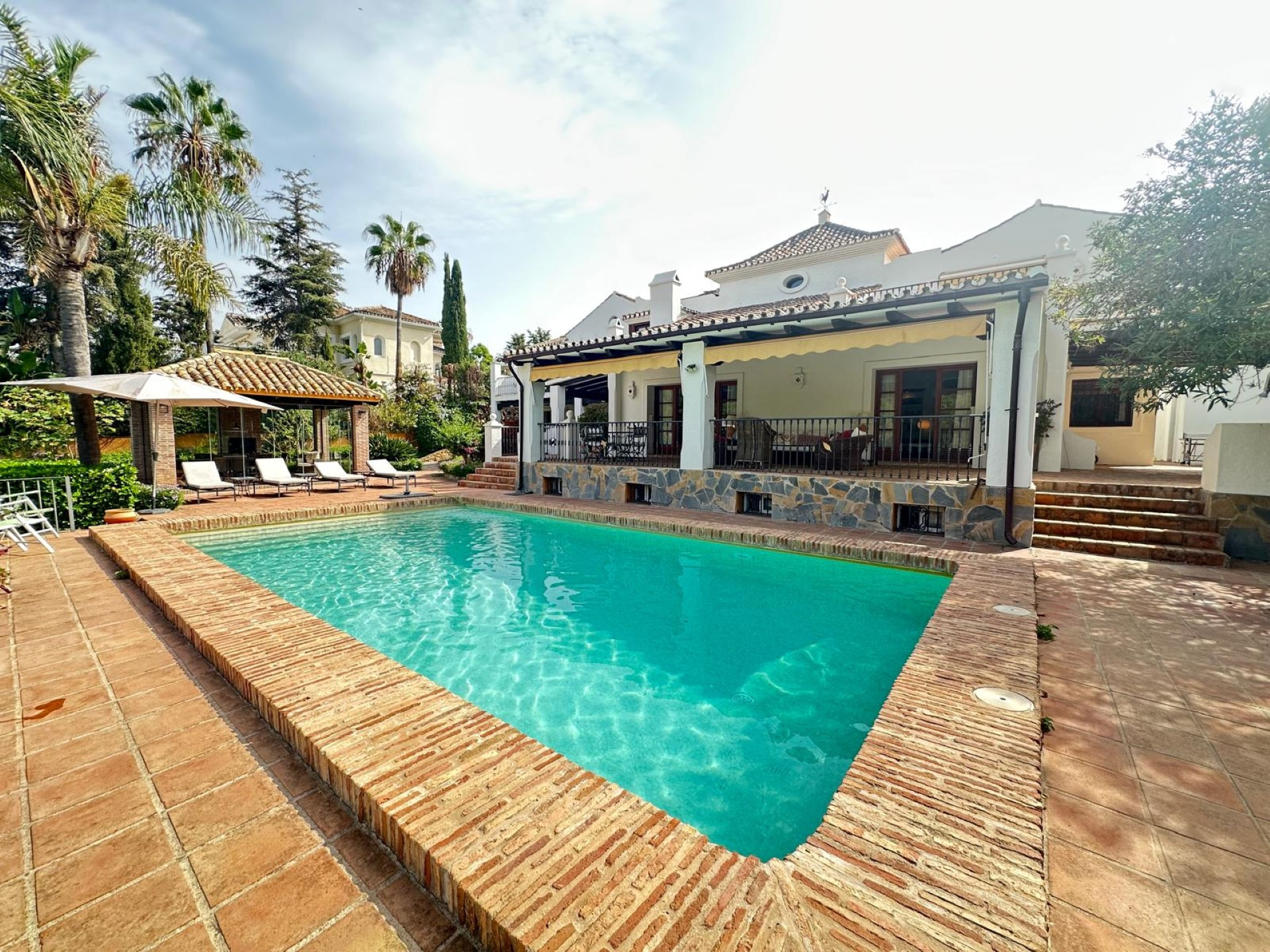 Elegant frontline golf villa in El Paraiso Medio, Estepona
