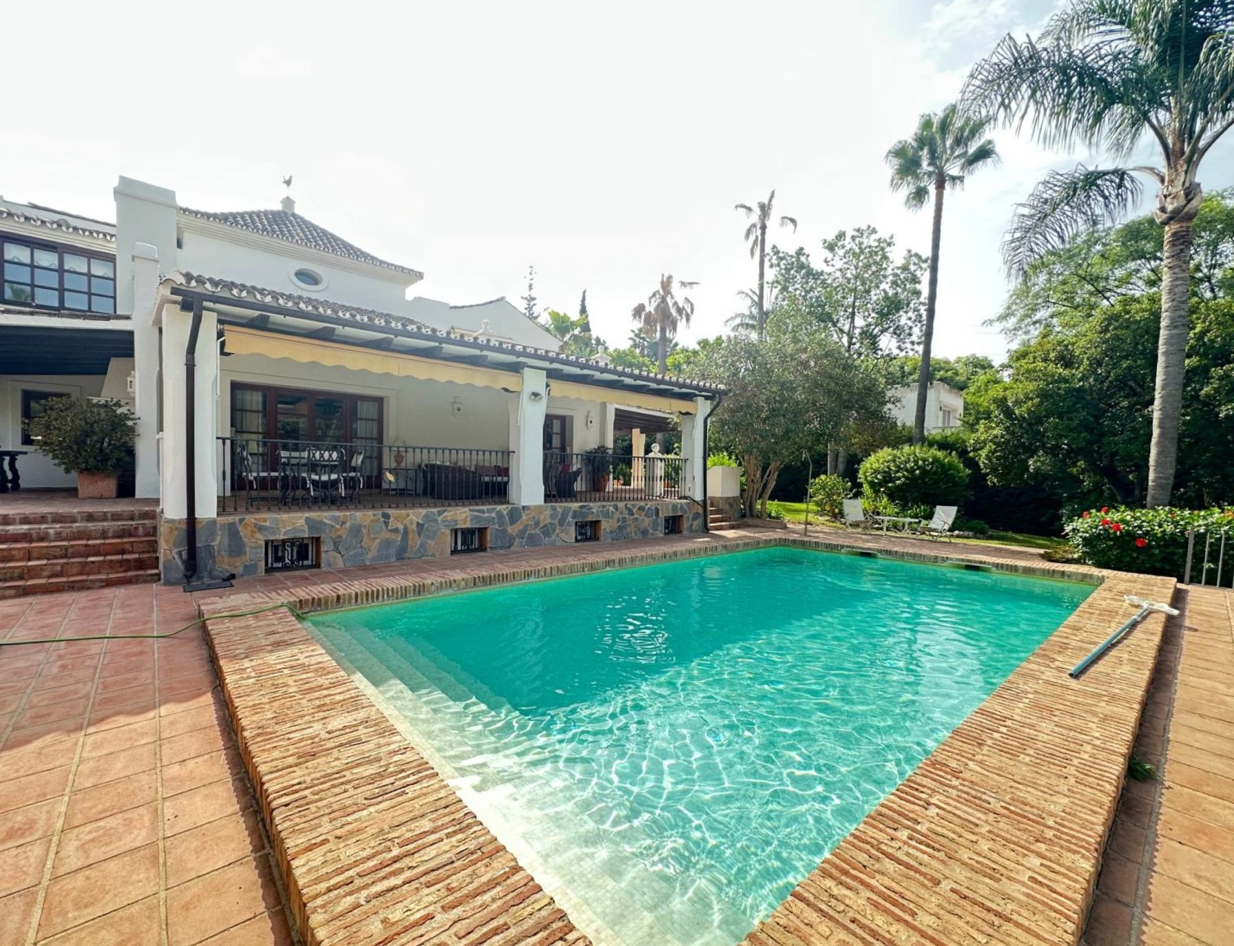 Elegant frontline golf villa in El Paraiso Medio, Estepona