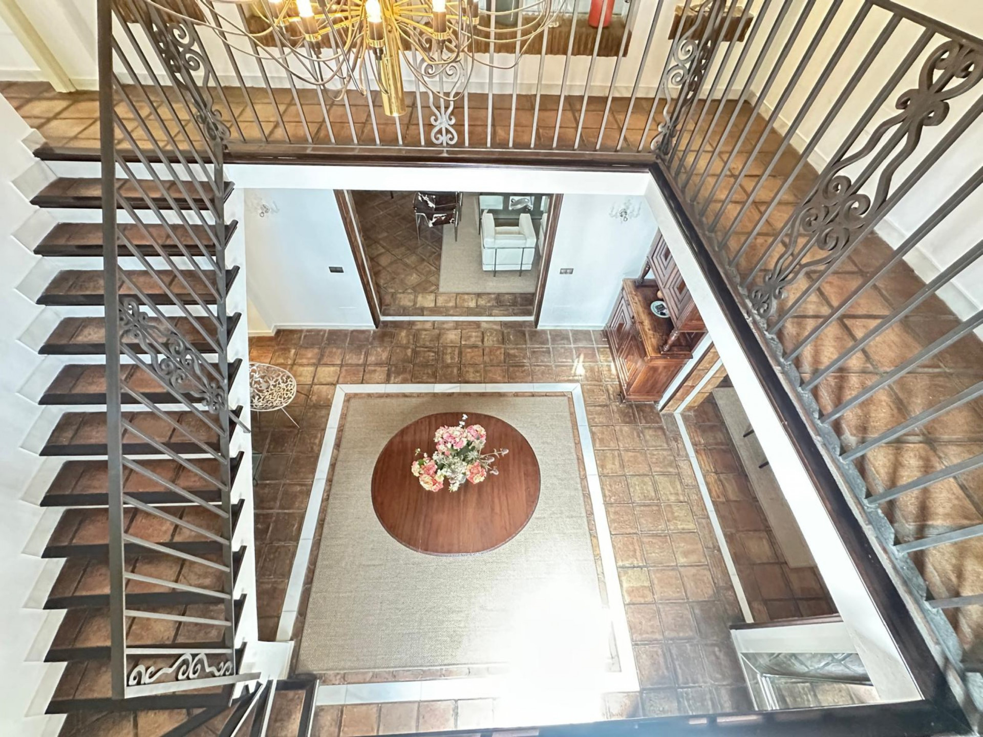Elegant frontline golf villa in El Paraiso Medio, Estepona