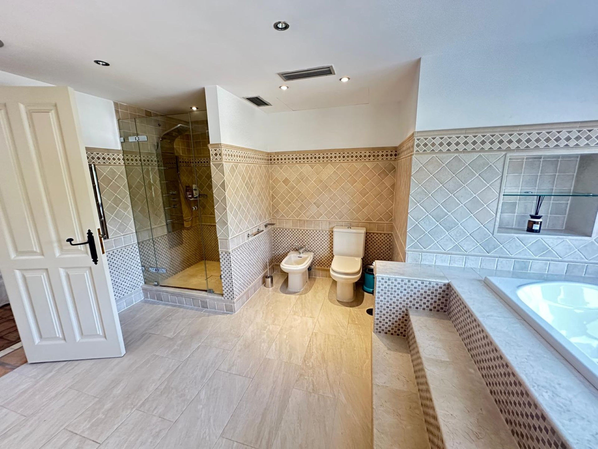 Elegant frontline golf villa in El Paraiso Medio, Estepona