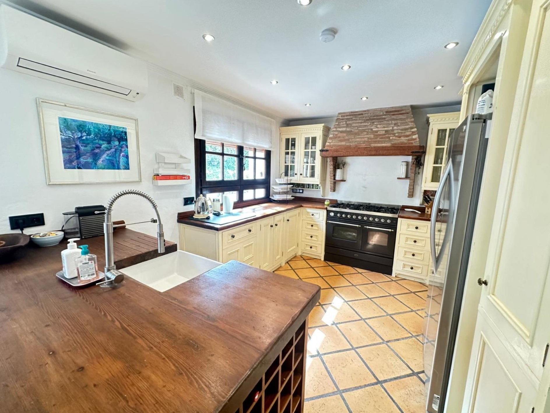 Elegant frontline golf villa in El Paraiso Medio, Estepona
