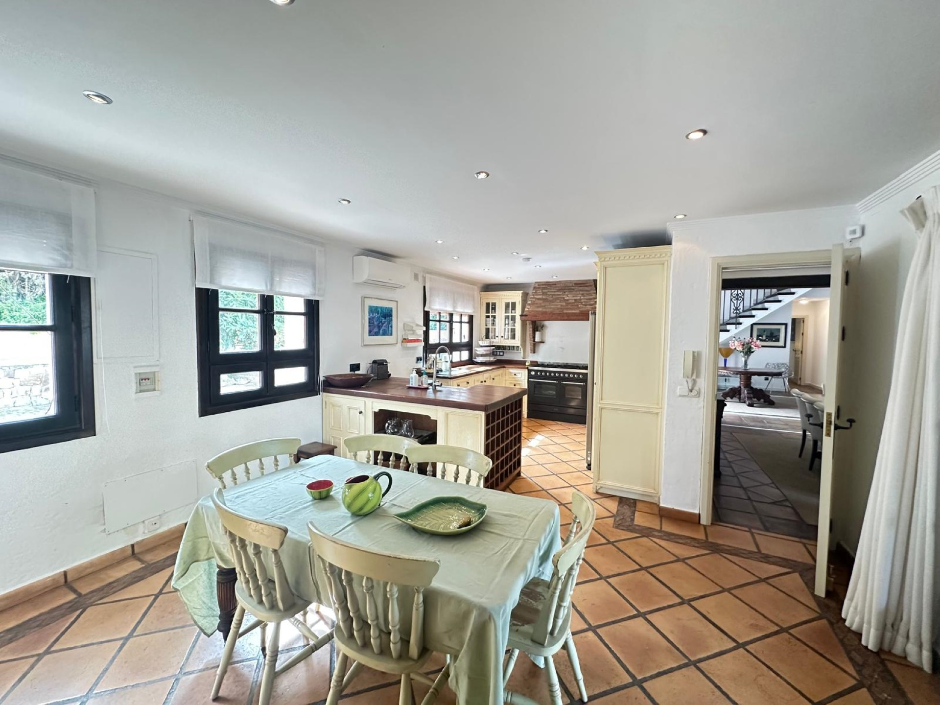 Elegant frontline golf villa in El Paraiso Medio, Estepona