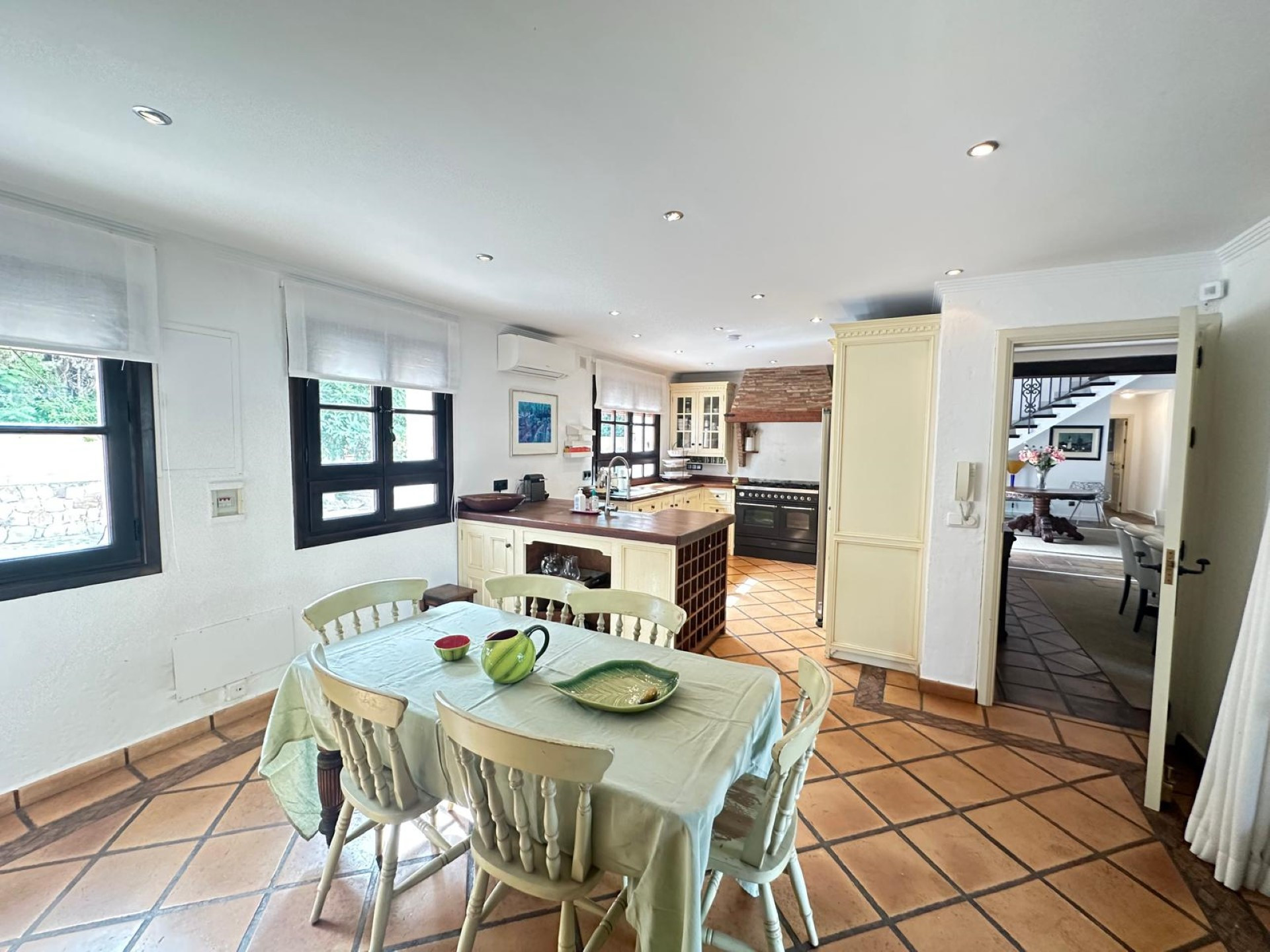 Elegant frontline golf villa in El Paraiso Medio, Estepona