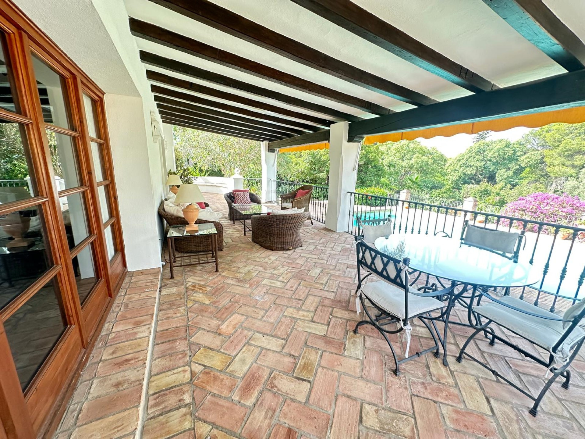 Elegant frontline golf villa in El Paraiso Medio, Estepona