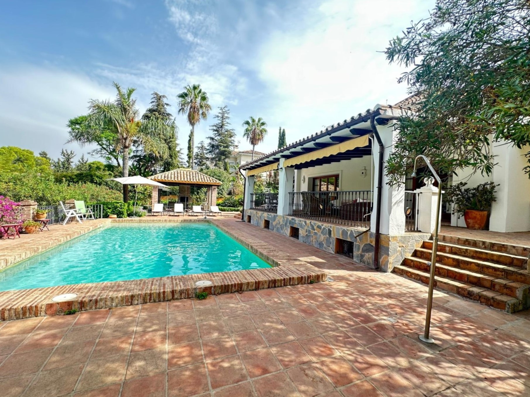 Elegant frontline golf villa in El Paraiso Medio, Estepona