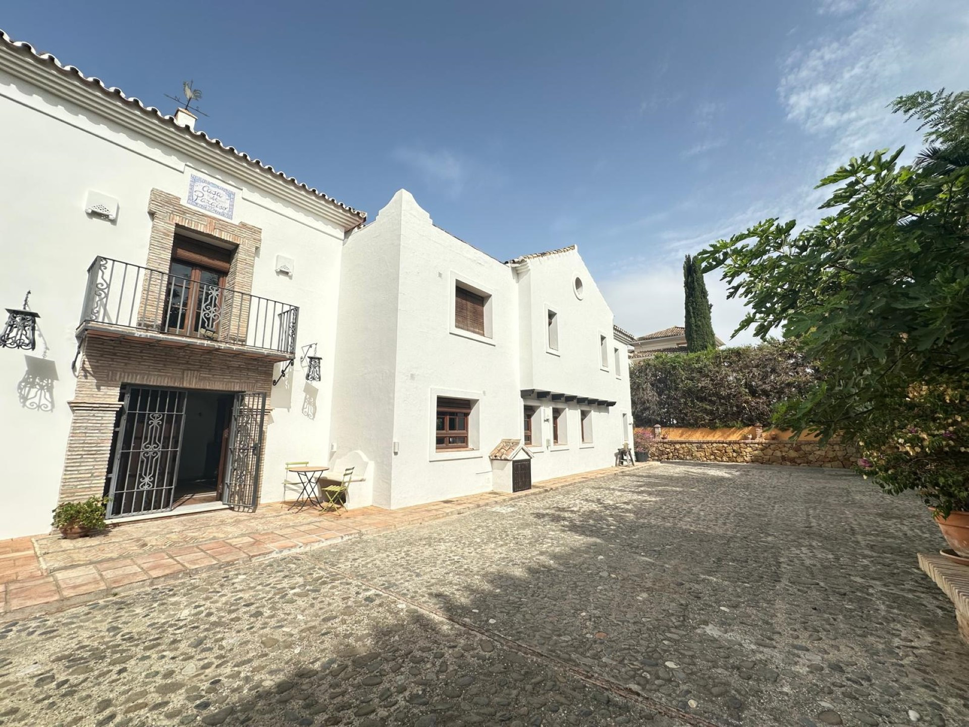 Elegant frontline golf villa in El Paraiso Medio, Estepona