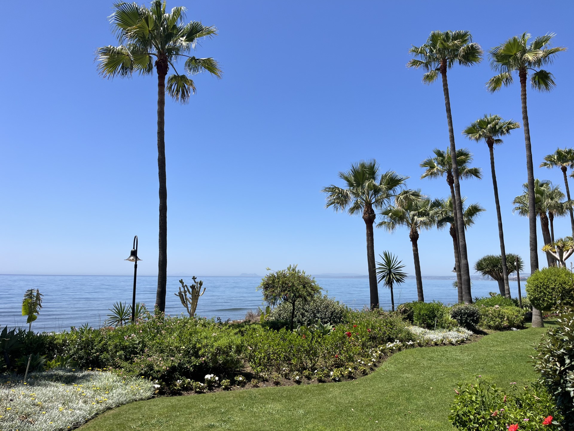 Apartamento de lujo en primera línea de playa en Menara Beach, Estepona