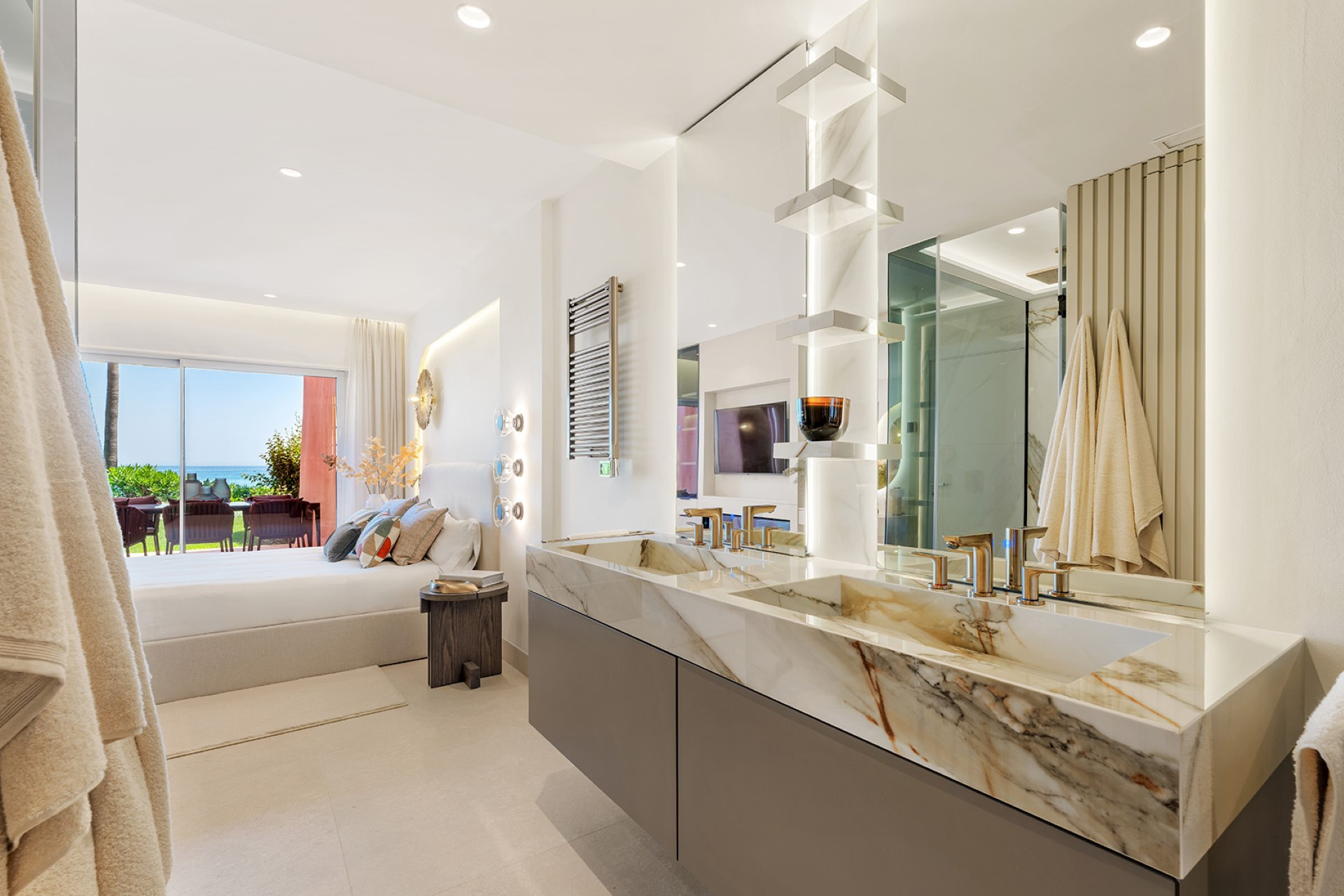 Apartamento de lujo en primera línea de playa en Menara Beach, Estepona