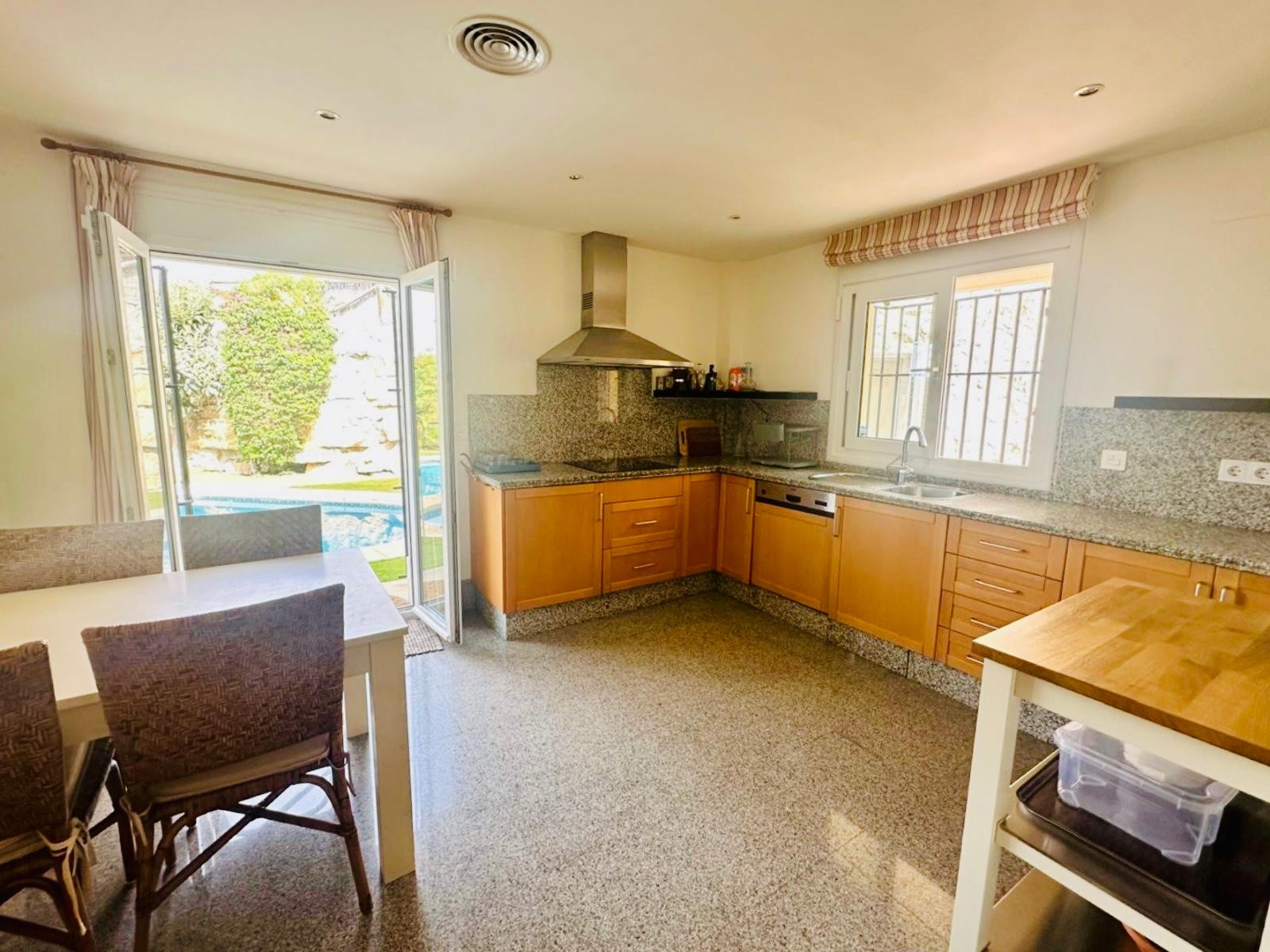 Pareada en esquina con piscina privada y jacuzzi en Santa Clara Golf, Marbella Este