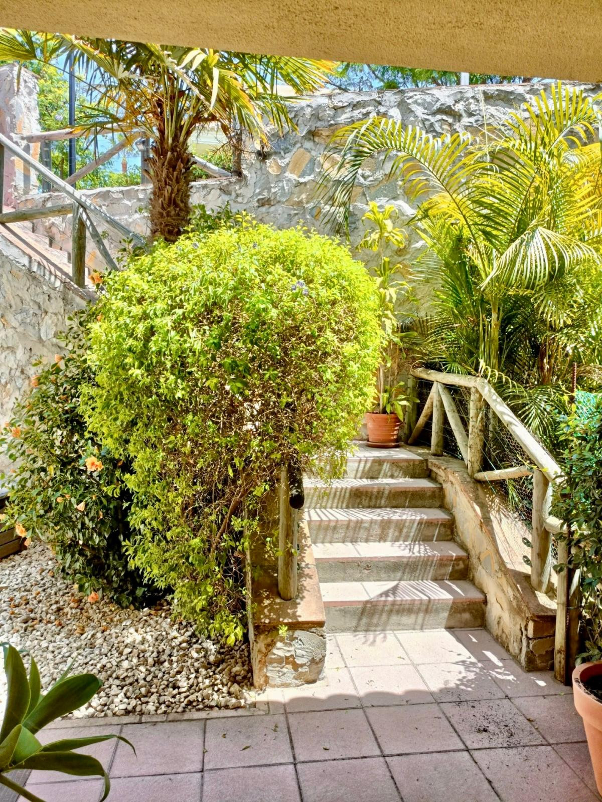 Pareada en esquina con piscina privada y jacuzzi en Santa Clara Golf, Marbella Este