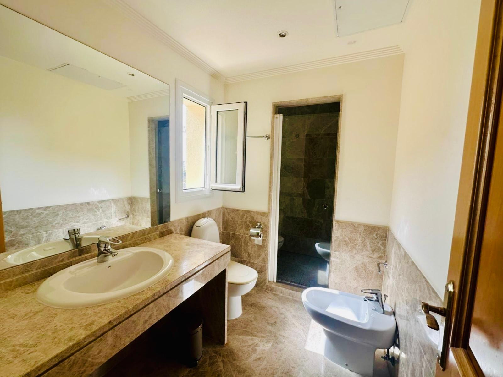 Pareada en esquina con piscina privada y jacuzzi en Santa Clara Golf, Marbella Este