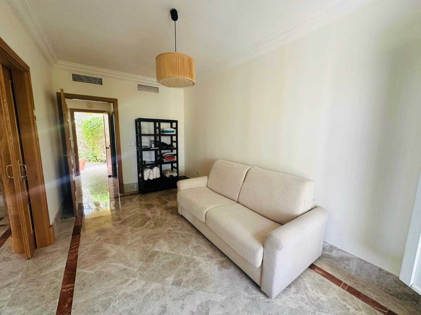 Pareada en esquina con piscina privada y jacuzzi en Santa Clara Golf, Marbella Este