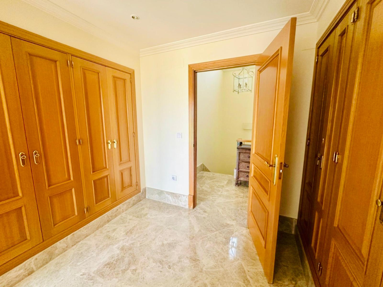 Pareada en esquina con piscina privada y jacuzzi en Santa Clara Golf, Marbella Este