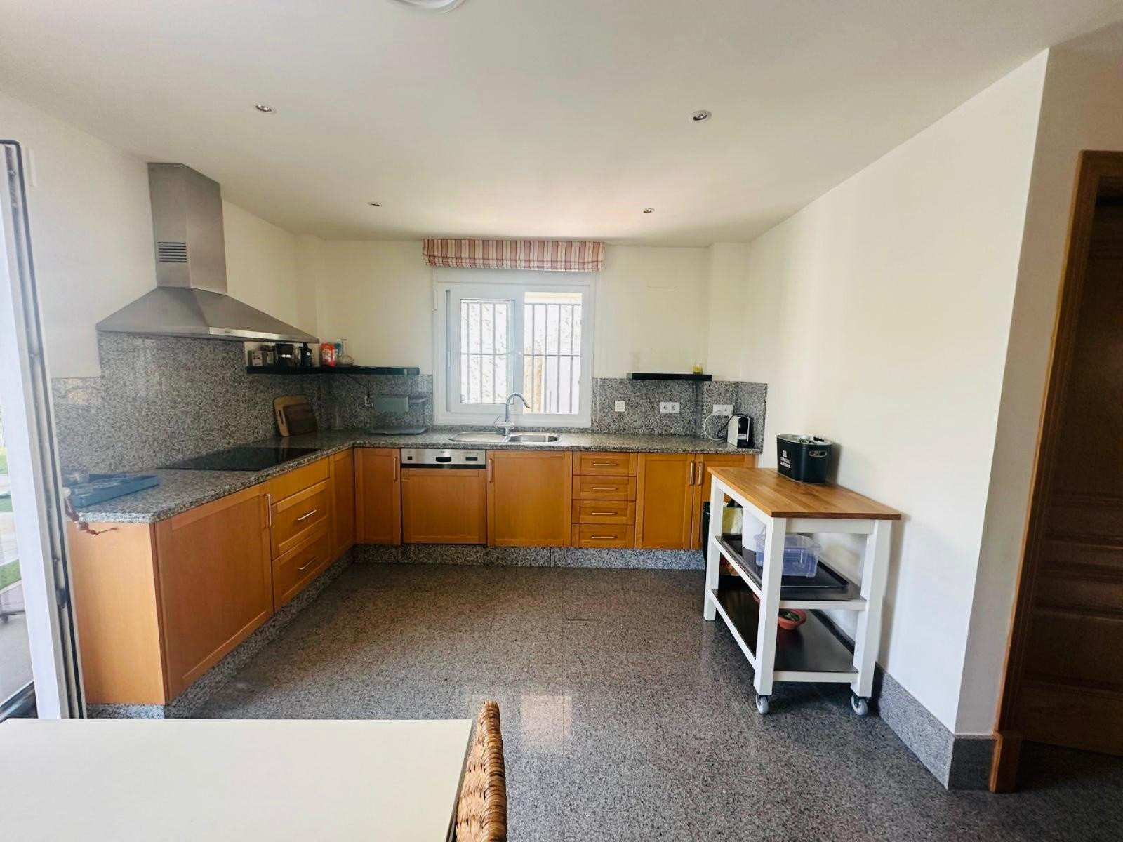 Pareada en esquina con piscina privada y jacuzzi en Santa Clara Golf, Marbella Este
