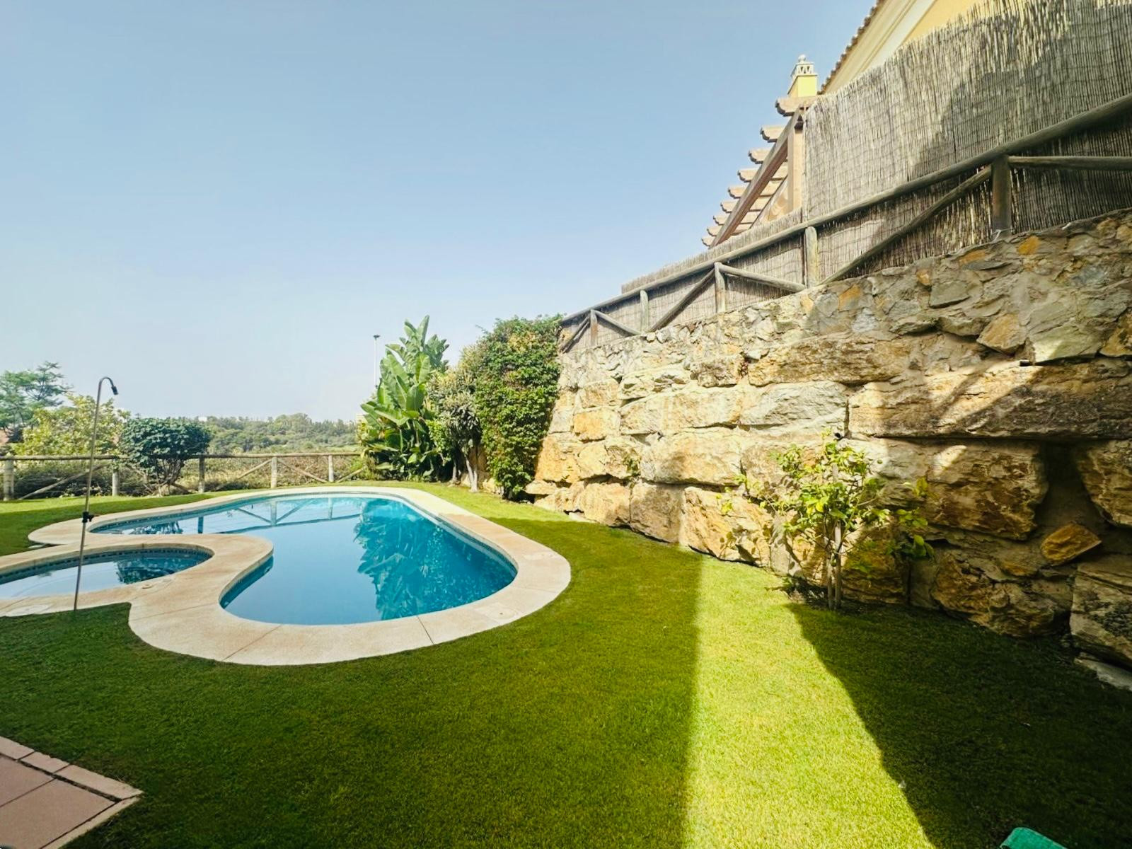 Pareada en esquina con piscina privada y jacuzzi en Santa Clara Golf, Marbella Este