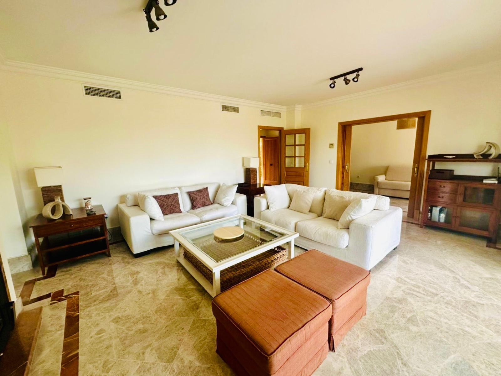 Pareada en esquina con piscina privada y jacuzzi en Santa Clara Golf, Marbella Este