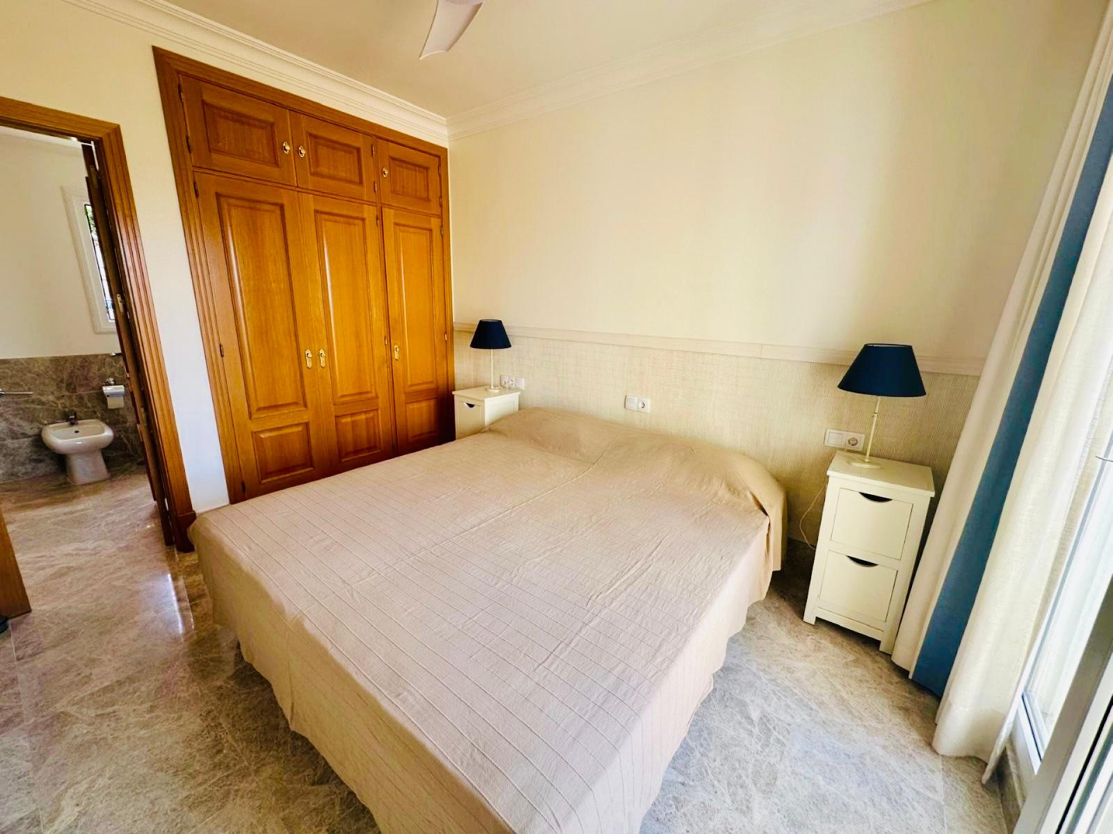 Pareada en esquina con piscina privada y jacuzzi en Santa Clara Golf, Marbella Este