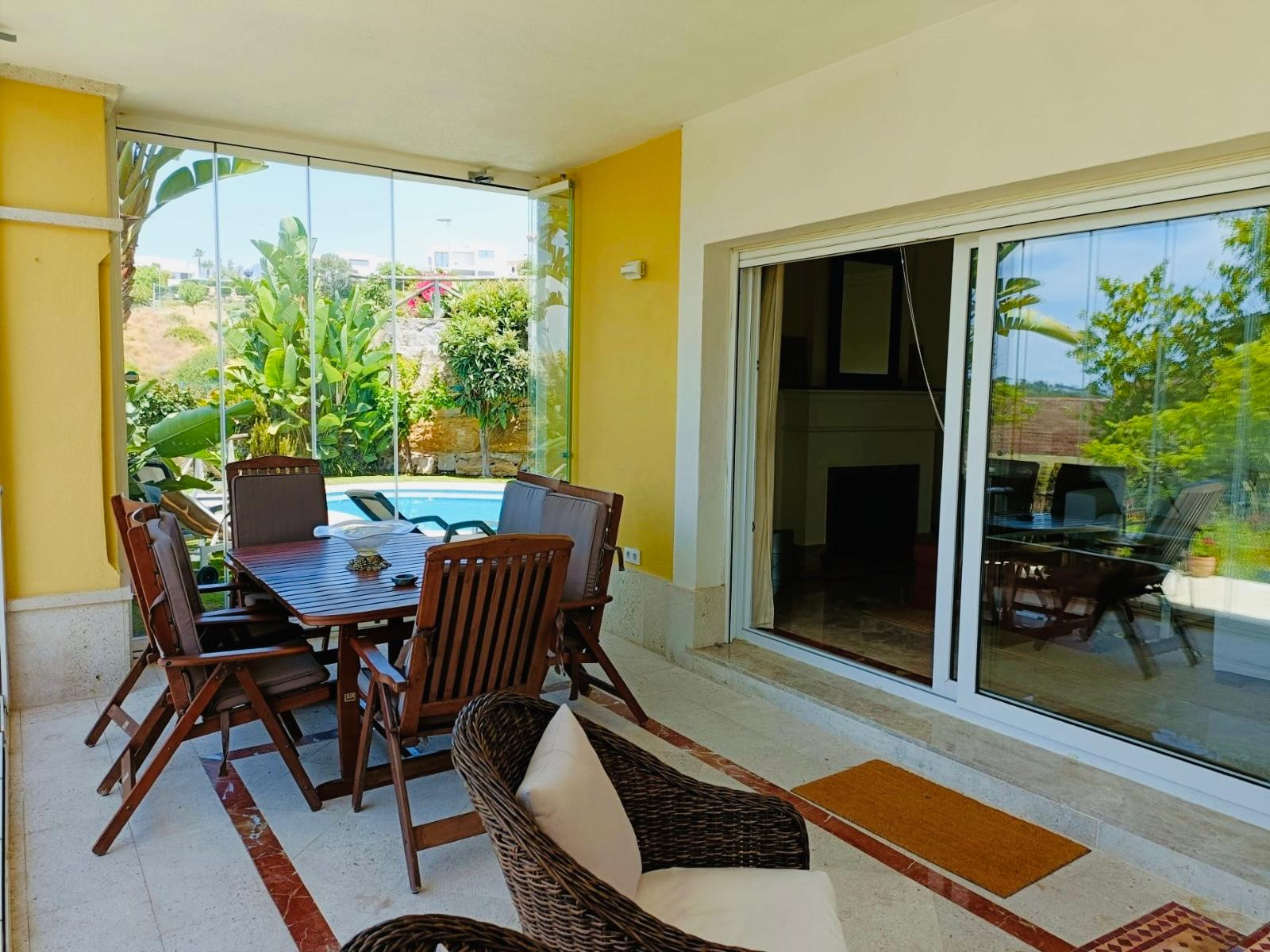 Pareada en esquina con piscina privada y jacuzzi en Santa Clara Golf, Marbella Este