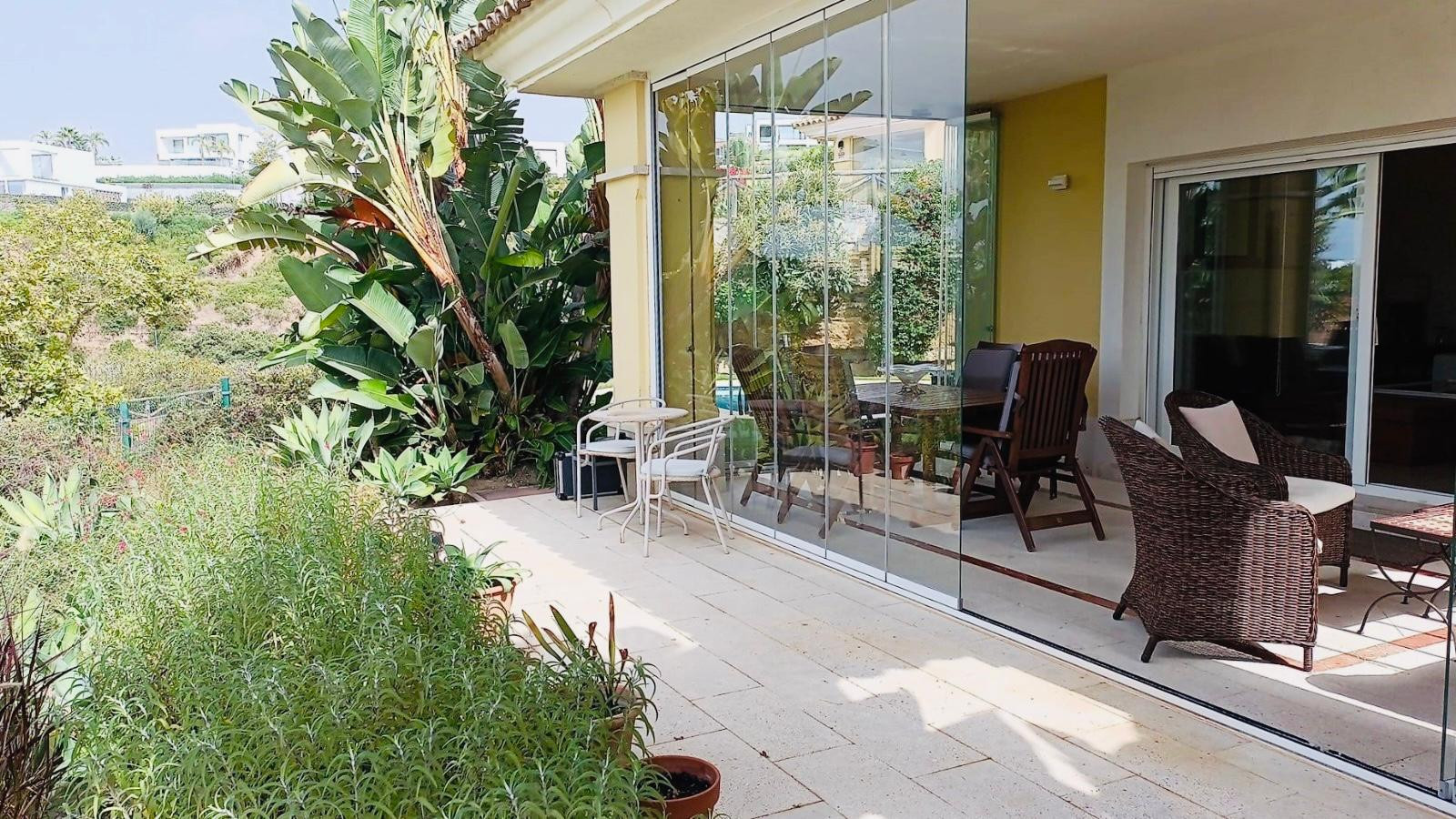 Pareada en esquina con piscina privada y jacuzzi en Santa Clara Golf, Marbella Este