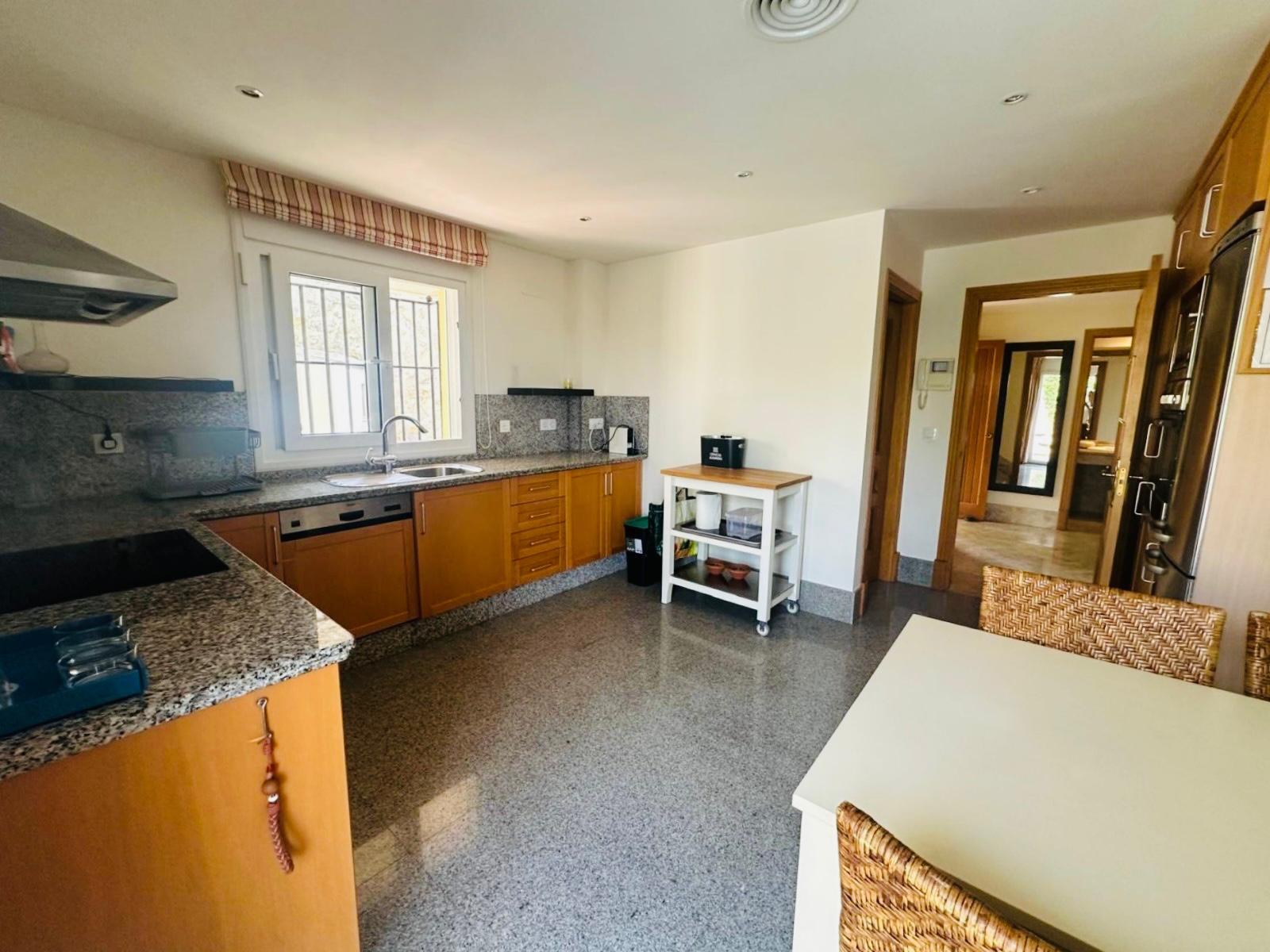 Pareada en esquina con piscina privada y jacuzzi en Santa Clara Golf, Marbella Este