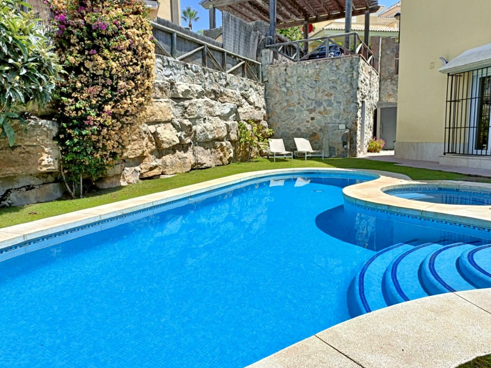 Pareada en esquina con piscina privada y jacuzzi en Santa Clara Golf, Marbella Este