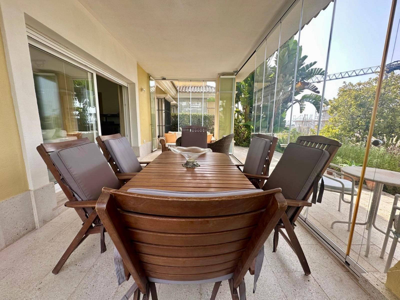Pareada en esquina con piscina privada y jacuzzi en Santa Clara Golf, Marbella Este