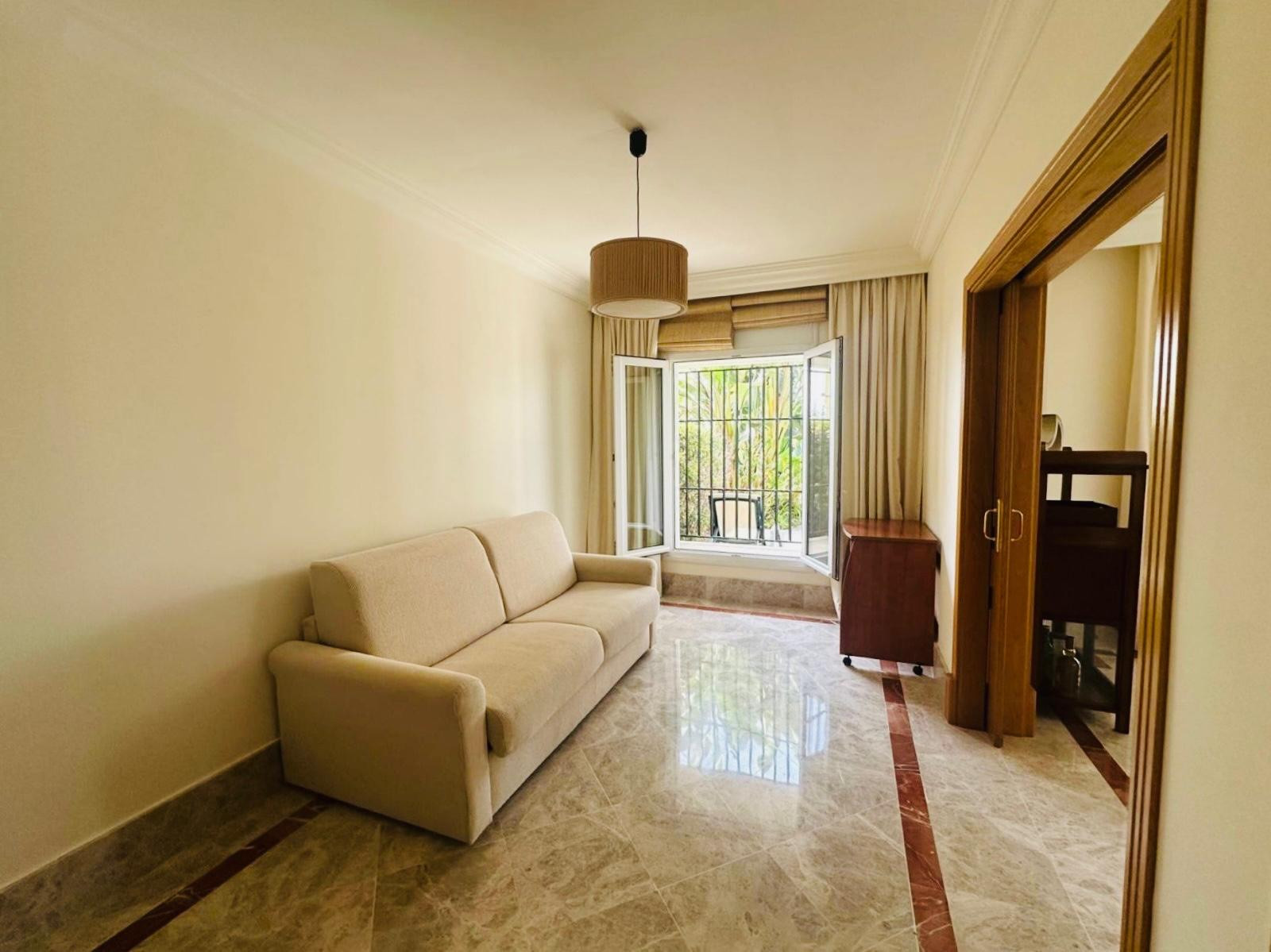 Pareada en esquina con piscina privada y jacuzzi en Santa Clara Golf, Marbella Este