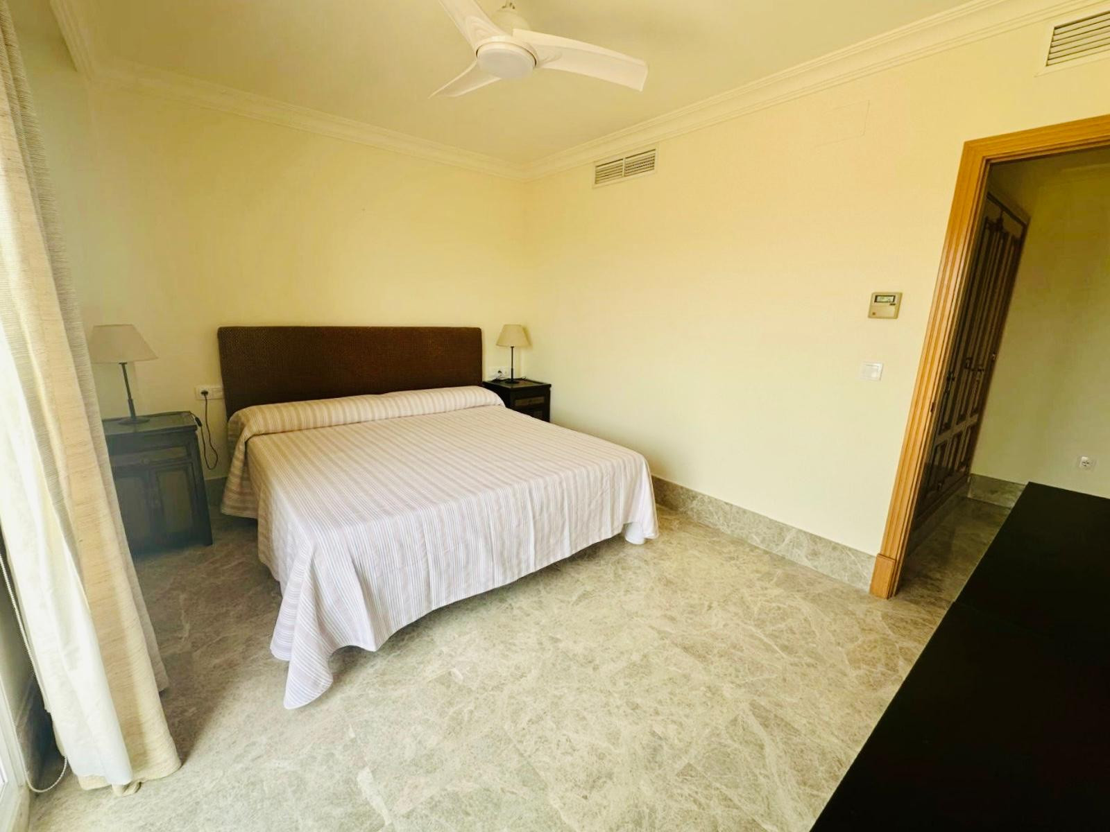 Pareada en esquina con piscina privada y jacuzzi en Santa Clara Golf, Marbella Este