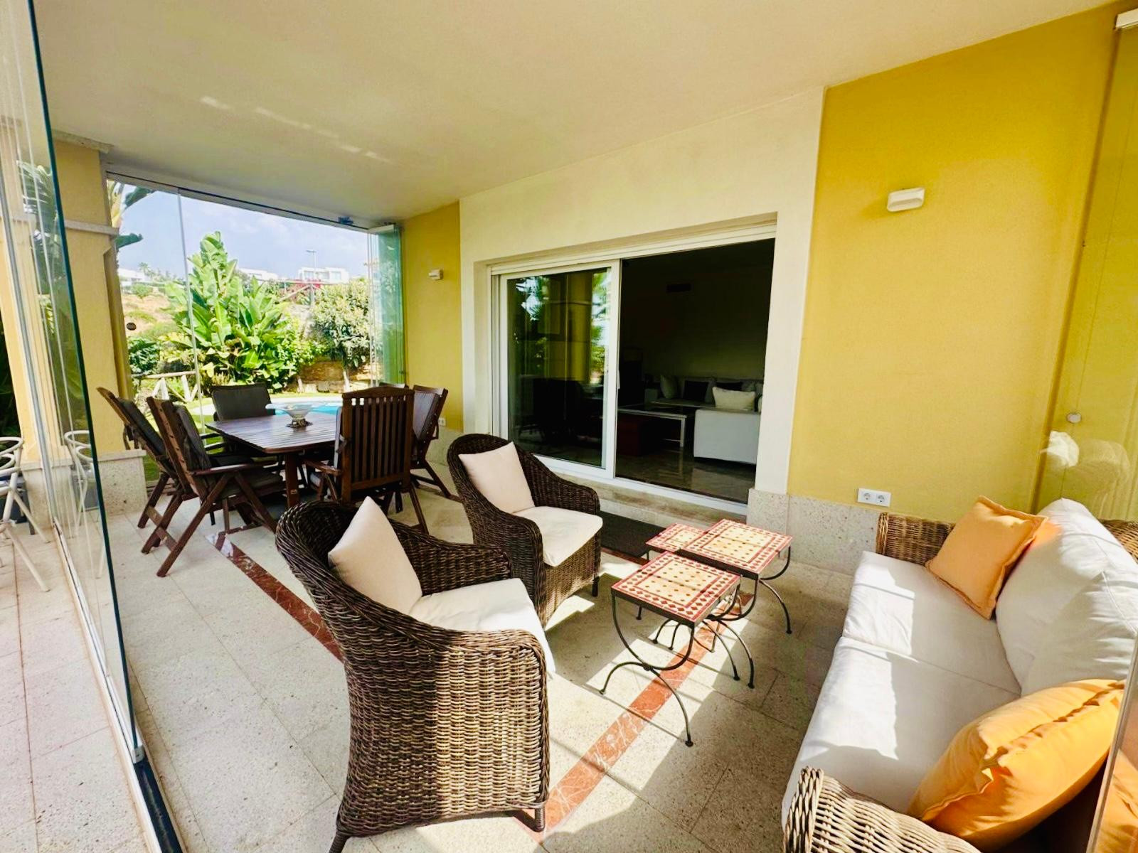 Pareada en esquina con piscina privada y jacuzzi en Santa Clara Golf, Marbella Este
