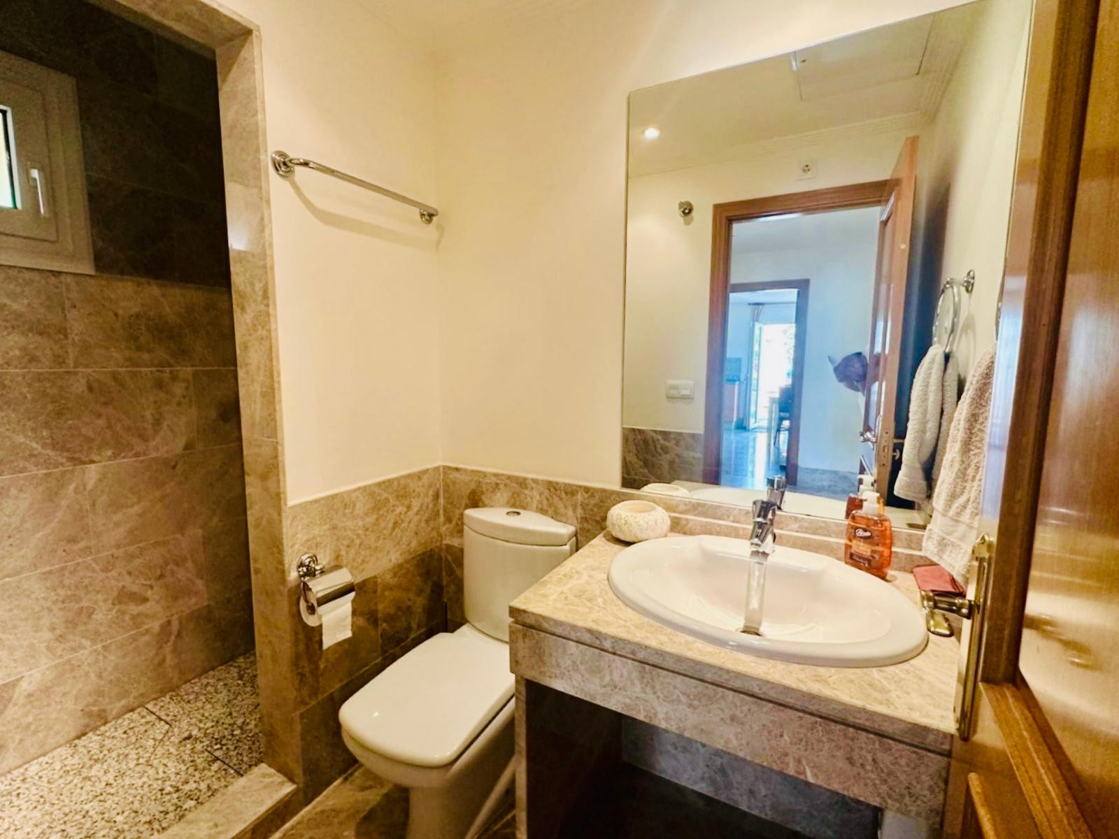 Pareada en esquina con piscina privada y jacuzzi en Santa Clara Golf, Marbella Este