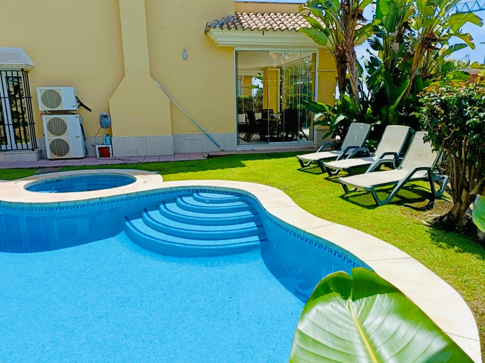 Pareada en esquina con piscina privada y jacuzzi en Santa Clara Golf, Marbella Este