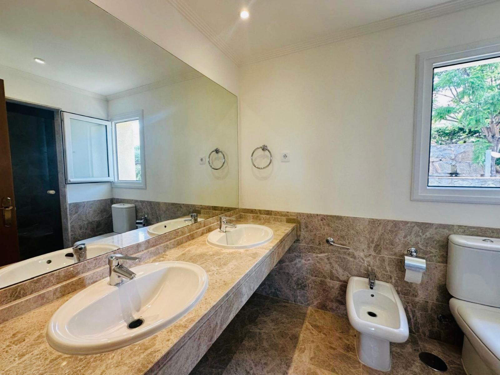 Pareada en esquina con piscina privada y jacuzzi en Santa Clara Golf, Marbella Este