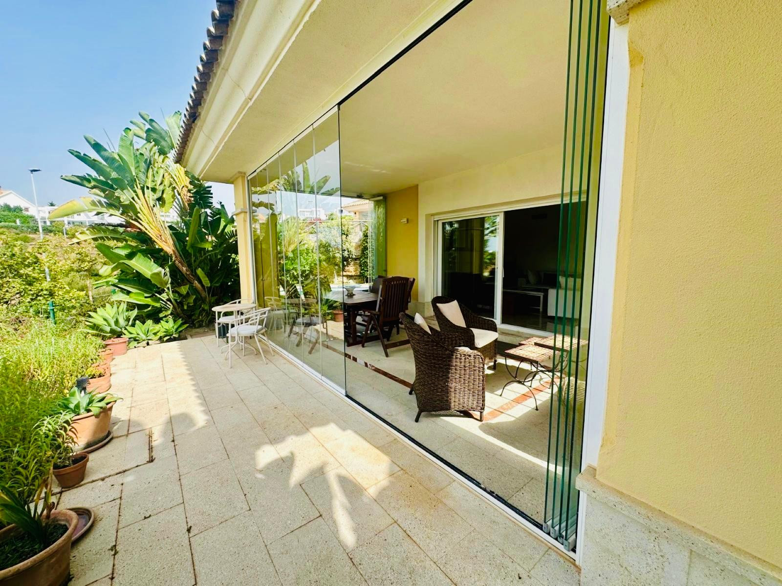 Pareada en esquina con piscina privada y jacuzzi en Santa Clara Golf, Marbella Este