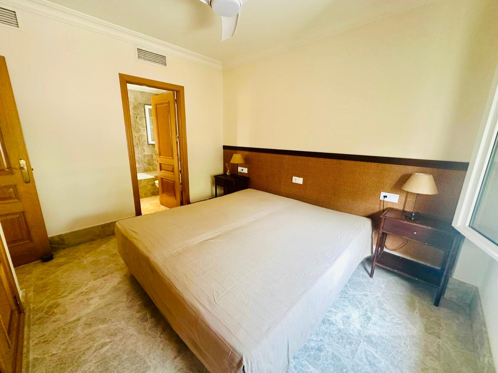 Pareada en esquina con piscina privada y jacuzzi en Santa Clara Golf, Marbella Este