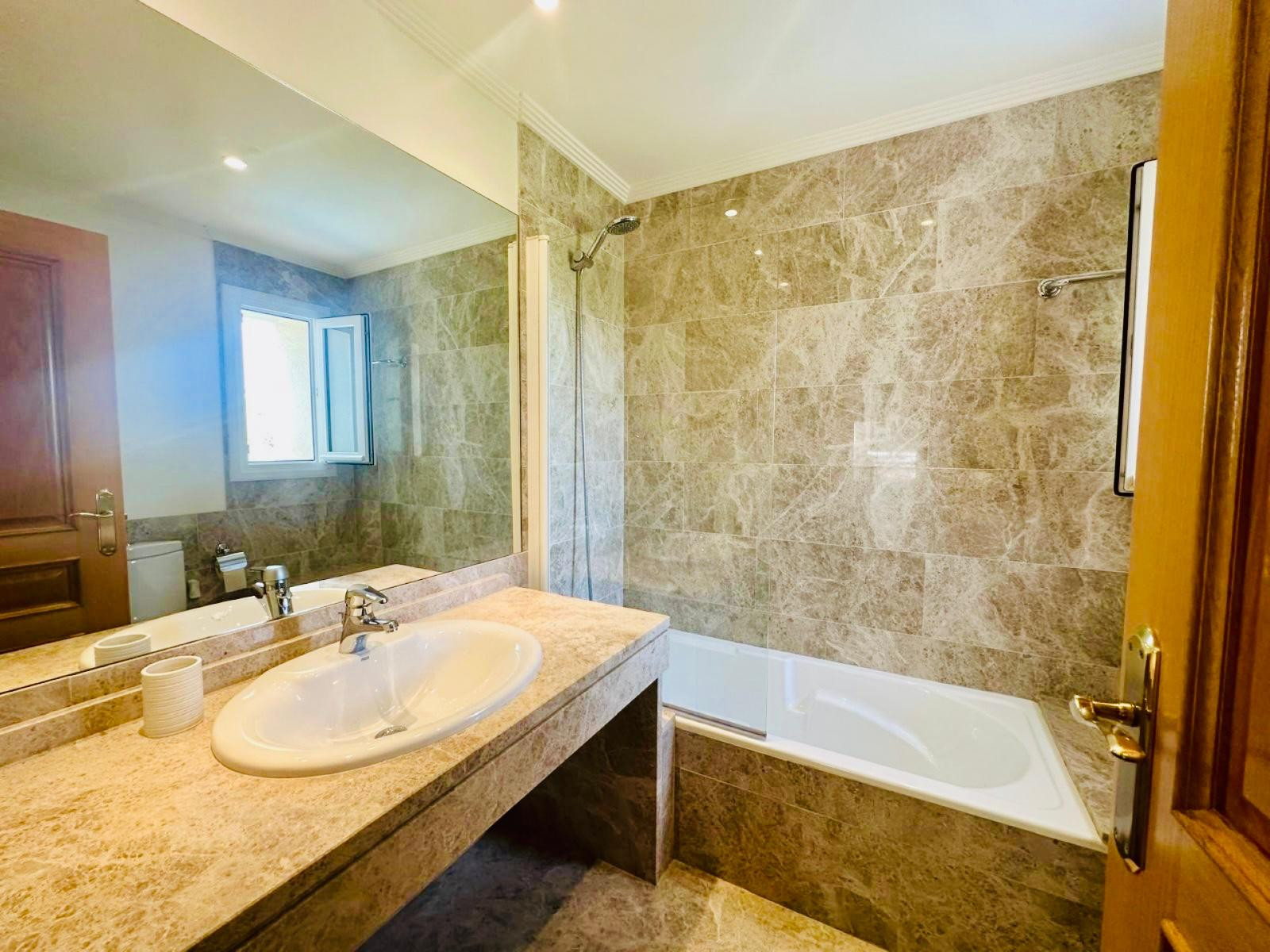 Pareada en esquina con piscina privada y jacuzzi en Santa Clara Golf, Marbella Este
