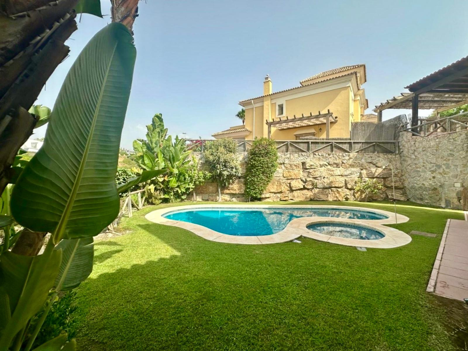 Pareada en esquina con piscina privada y jacuzzi en Santa Clara Golf, Marbella Este