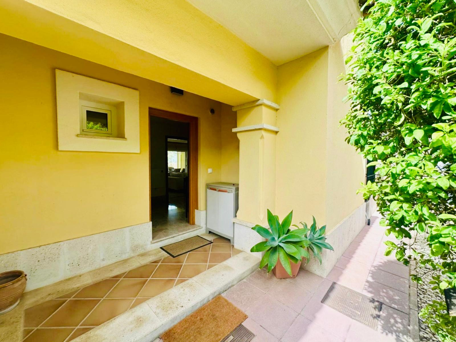 Pareada en esquina con piscina privada y jacuzzi en Santa Clara Golf, Marbella Este